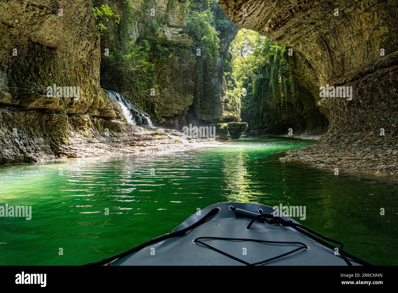 Fai kayak nello stretto fiume verde del canyon Foto Stock