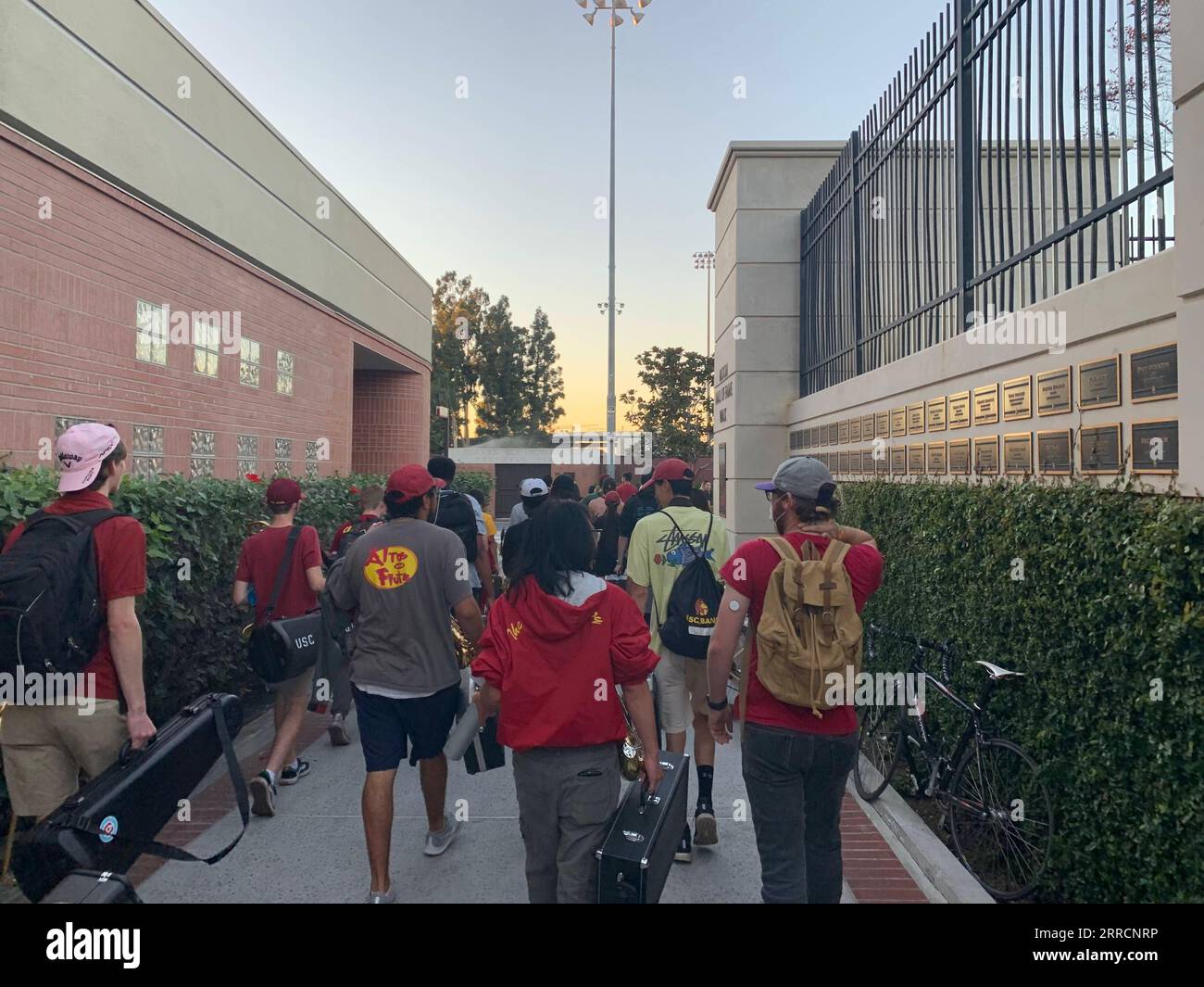 211112 -- LOS ANGELES, 12 novembre 2021 -- gli studenti della University of Southern California USC vengono evacuati durante una bomba a Los Angeles, negli Stati Uniti, 11 novembre 2021. Una bomba all'USC, un'importante università privata di ricerca situata a Los Angeles, ha causato un'evacuazione da diversi edifici del campus universitario giovedì, hanno detto le autorità. U.S.-LOS ANGELES-USC-BOMBA MINACCIA XINHUA PUBLICATIONXNOTXINXCHN Foto Stock