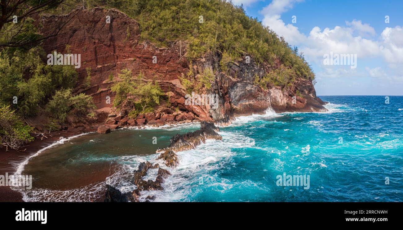 Sabbia rossa e onde blu di Kaihalulu Beach, Hana, Maui, Hawaii, USA Foto Stock