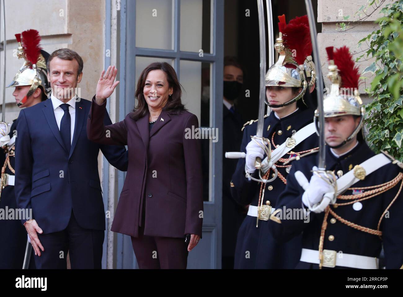 211113 -- PARIGI, 13 novembre 2021 -- il presidente francese Emmanuel Macron 2nd L dà il benvenuto al vicepresidente degli Stati Uniti Kamala Harris 2nd L davanti alla Conferenza internazionale di Parigi per la Libia a Parigi, in Francia, 12 novembre 2021. I partecipanti alla Conferenza internazionale di Parigi per la Libia, presieduta venerdì dalla Francia, hanno chiesto lo svolgimento di elezioni presidenziali e parlamentari libere, eque, inclusive e credibili in Libia il 24 dicembre, come previsto. FRANCIA-PARIGI-LIBIA-CONFERENZA INTERNAZIONALE GaoxJing PUBLICATIONxNOTxINxCHN Foto Stock