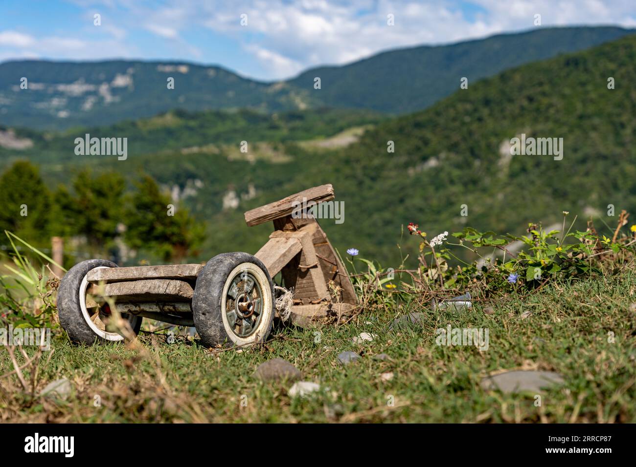 Un vecchio giocattolo in legno rotto per biciclette fai da te in montagna Foto Stock