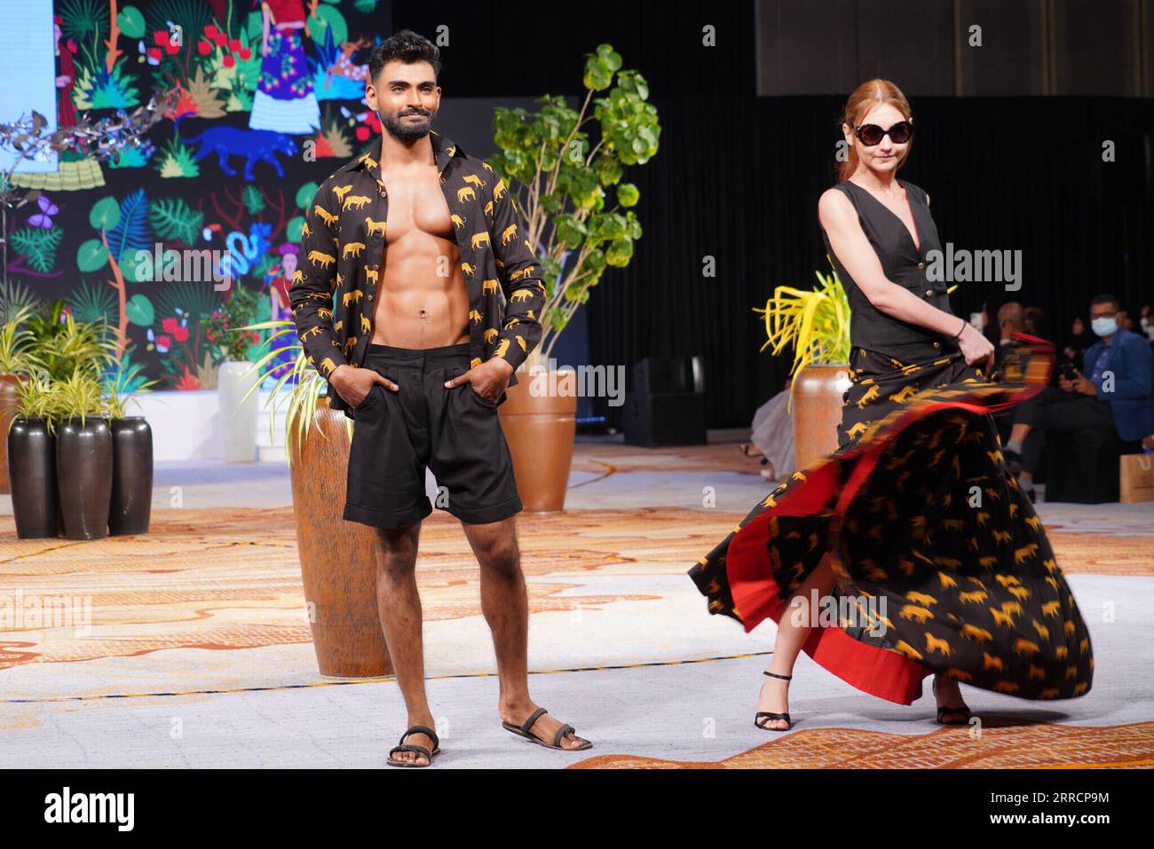 211113 -- COLOMBO, 13 novembre 2021 -- i modelli presentano creazioni durante la Colombo Fashion Week CFW Swim Week a Colombo, Sri Lanka, il 12 novembre 2021. La CFW Swim Week Colombo, prevista per il 12 e 13 novembre nella capitale nazionale Colombo, presenterà opere realizzate da 11 designer locali. SRI LANKA-COLOMBO-SETTIMANA DELLA MODA TangxLu PUBLICATIONxNOTxINxCHN Foto Stock