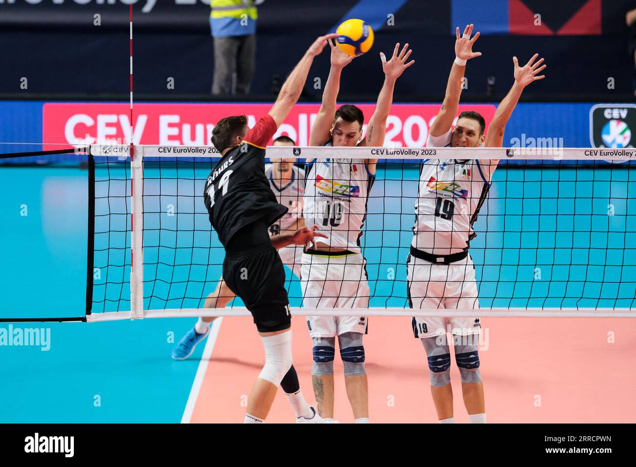 Ancona, Italia. 6 settembre 2023. (Da L a R) Erik Röhrs, Yuri Romanò e Roberto Russo d'Italia in azione durante la giornata finale 8 del CEV maschile Eurovolley 2023 tra Germania e Italia. La nazionale italiana batte la Germania con un punteggio di 2-3 (foto di Davide di Lalla/SOPA Images/Sipa USA) credito: SIPA USA/Alamy Live News Foto Stock