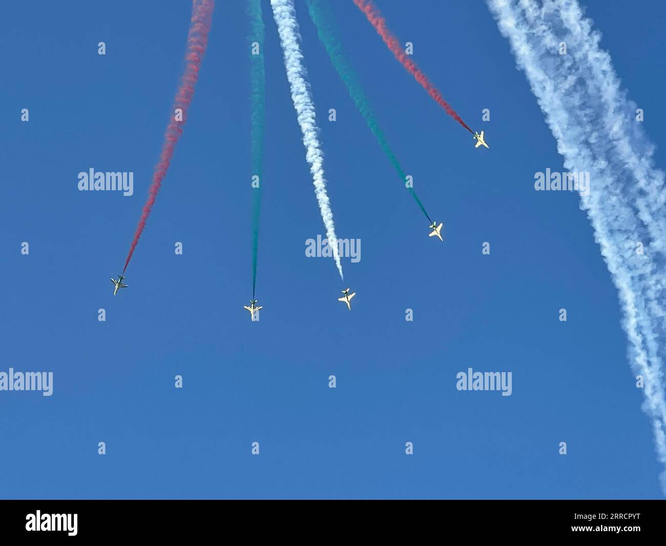 211115 -- DUBAI, 15 novembre 2021 -- gli aerei eseguono acrobazie durante il Dubai Air Show a Dubai, negli Emirati Arabi Uniti, il 14 novembre 2021. UAE-DUBAI-AIR SHOW SuxXiaopo PUBLICATIONxNOTxINxCHN Foto Stock