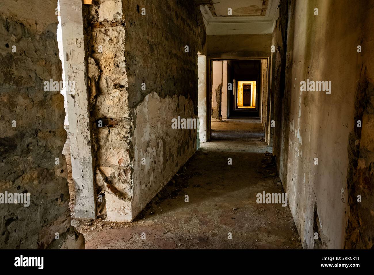 Georgia Tskaltubo ha abbandonato l'edificio sanatorio di lusso sovietico corridoio scuro Foto Stock