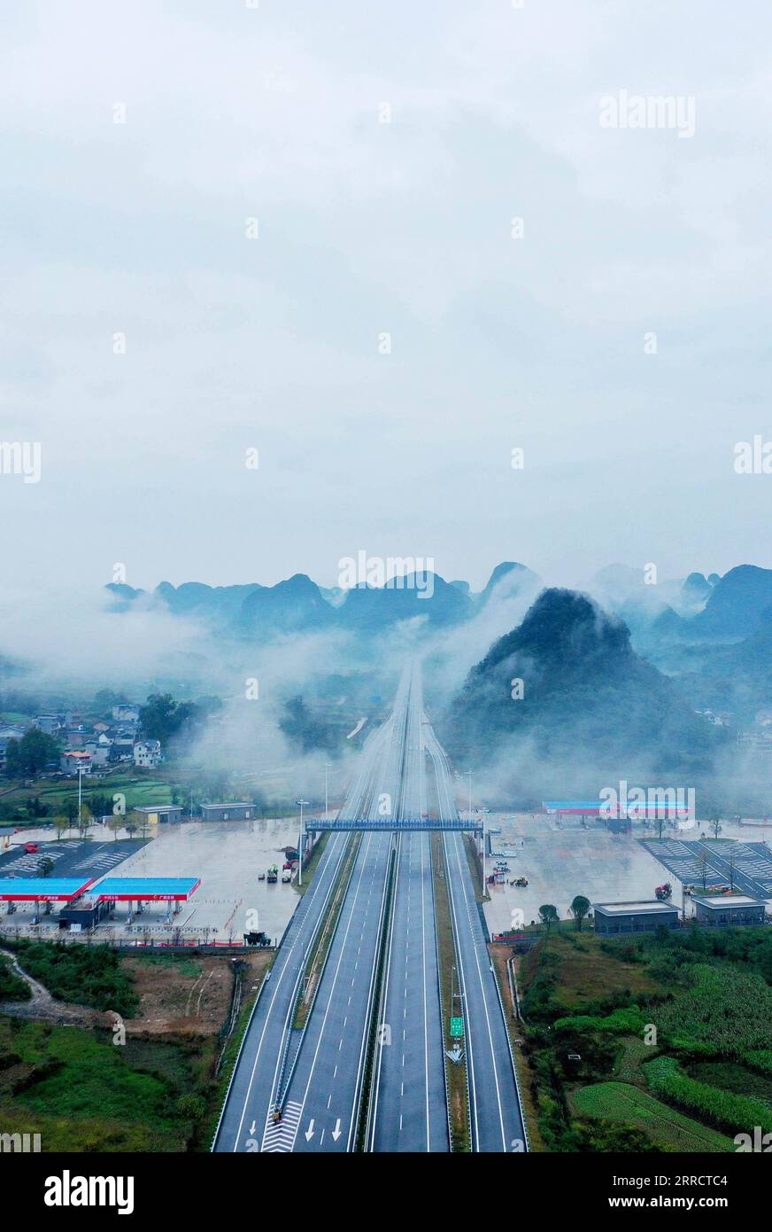 211117 -- RONGAN, 17 novembre 2021 -- foto aerea scattata il 16 novembre 2021 mostra la superstrada Guilin-Liucheng nella contea di Rongan, nella regione autonoma Guangxi Zhuang del sud della Cina. Recentemente, l'autostrada Guangxi Guilin-Liucheng Xinguiliu Expressway è stata fondamentalmente completata e sarà presto aperta al traffico. La superstrada è un progetto di rete autostradale nazionale, la cui linea principale è lunga 95,7 chilometri, con una velocità di progetto di 100 chilometri all'ora. CHINA-GUANGXI-RONGAN-EXPRESSWAY CN HuangxXiaobang PUBLICATIONxNOTxINxCHN Foto Stock