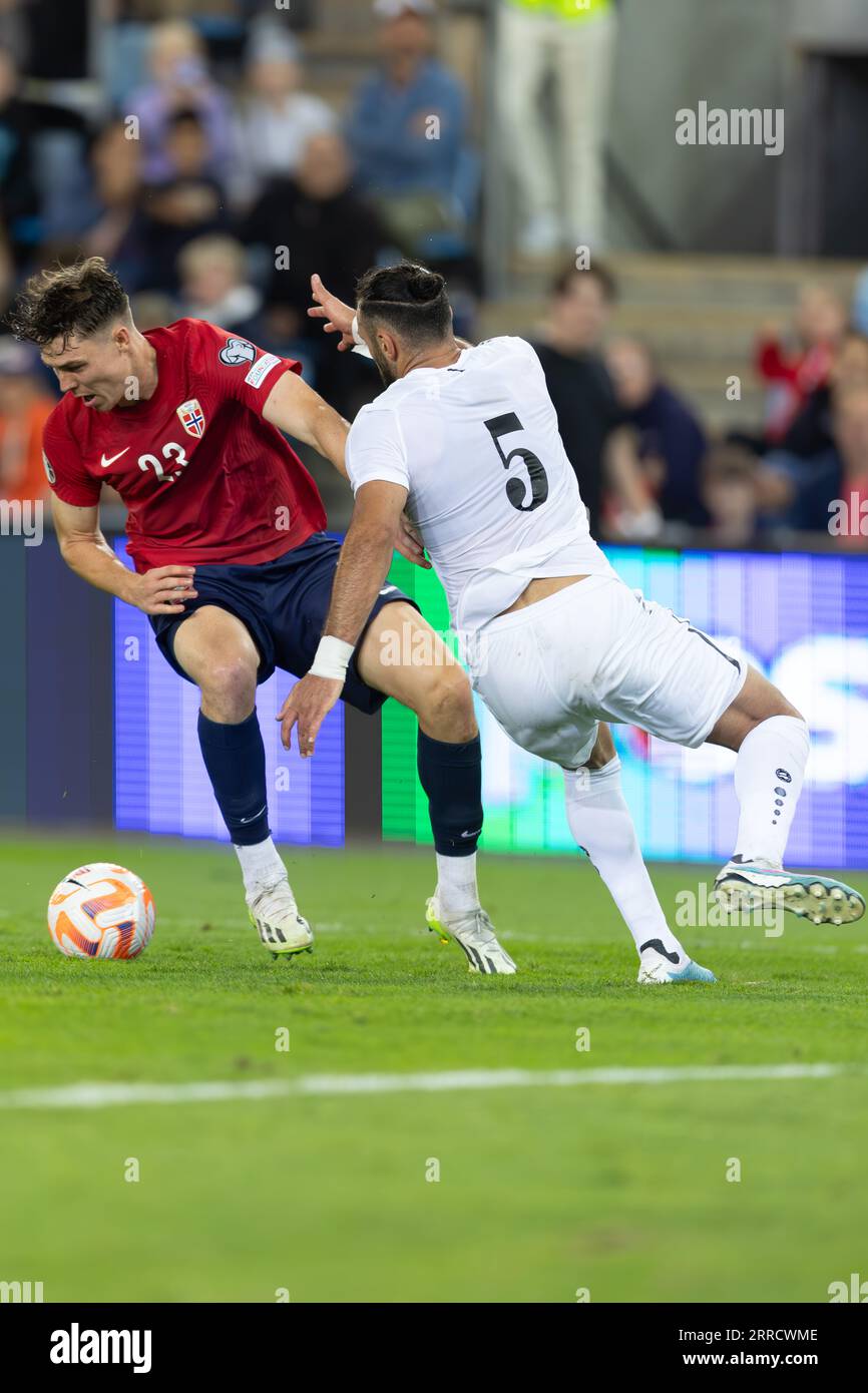 Oslo, Norvegia 07 settembre 2023 Jorgen Strand Larsen di Norvegia si batte contro Yazan Arab di Giordania durante la partita amichevole di calcio internazionale tra Norvegia e Giordania tenutasi presso lo Stadion Ullevaal di Oslo, Norvegia credito: Nigel Waldron/Alamy Live News Foto Stock