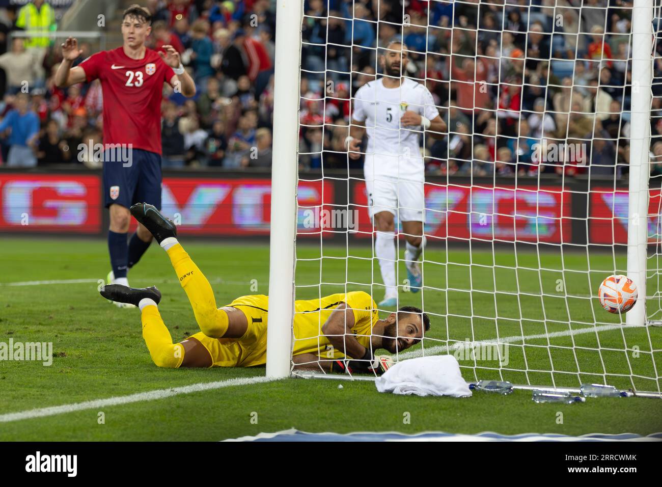 Oslo, Norvegia 07 settembre 2023 Hugo Vetlessen della Norvegia segna un gol contro Yazeed Abulayla della Giordania partita amichevole di calcio internazionale tra Norvegia e Giordania tenutasi all'Ullevaal Stadion di Oslo, Norvegia credito: Nigel Waldron/Alamy Live News Foto Stock