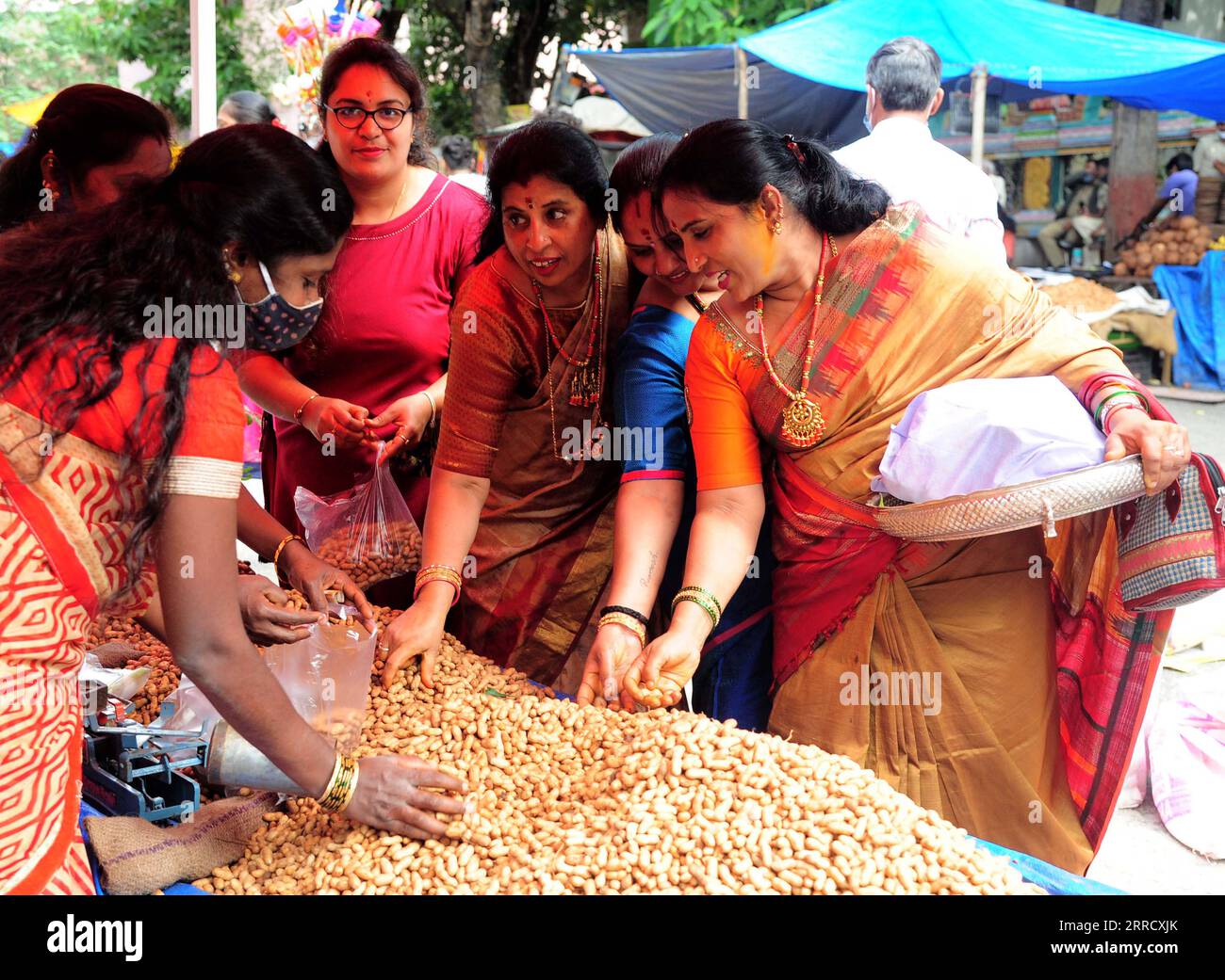 211121 -- BANGALORE, 21 novembre 2021 -- gli agricoltori vendono arachidi all'annuale fiera della Groundnut a Bangalore, India, 21 novembre 2021. Str/Xinhua INDIA-BANGALORE-FIERA DELLE ARACHIDI 2021 KASHIFxMASOOD PUBLICATIONxNOTxINxCHN Foto Stock