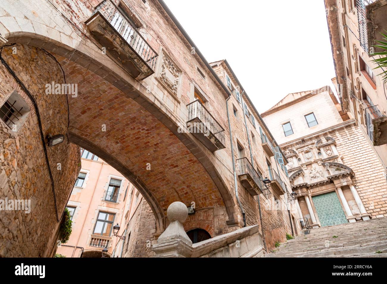 Bellissimi gradini e arco della Pujada de Sant Domenec, situata nel quartiere ebraico di Girona, Catalogna, Spagna. Foto Stock