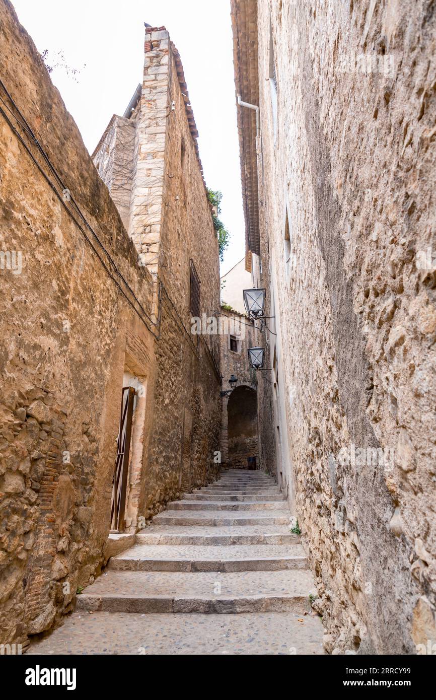 Le belle strade della città vecchia di Girona con antichi edifici e scalinate acciottolate, la Catalogna settentrionale, la Spagna. Foto Stock