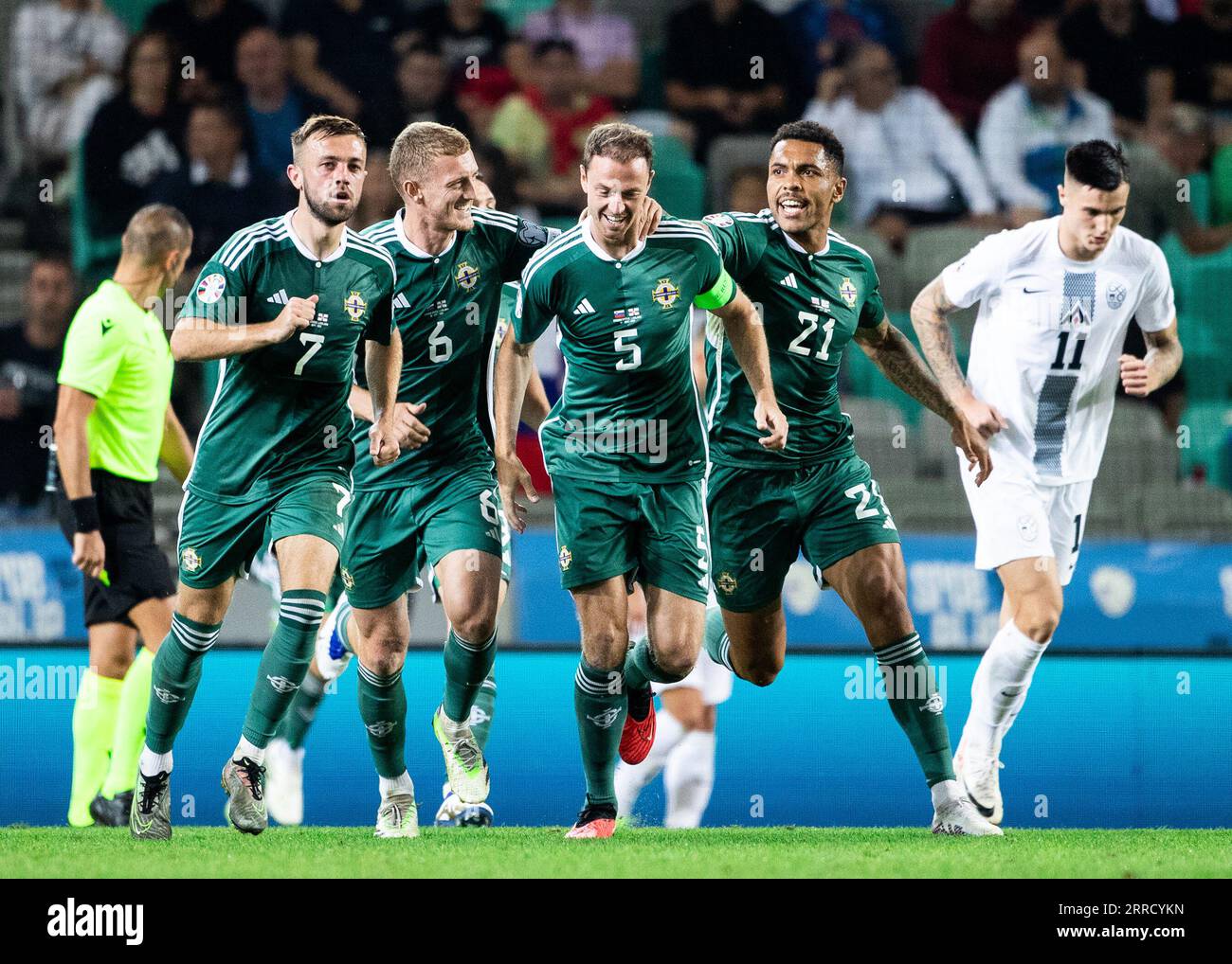 Jonny Evans (centro) dell'Irlanda del Nord celebra il secondo gol della sua squadra durante la partita del gruppo H di qualificazione di UEFA Euro 2024 allo Stozice Stadium di Lubiana. Data foto: Giovedì 7 settembre 2023. Foto Stock