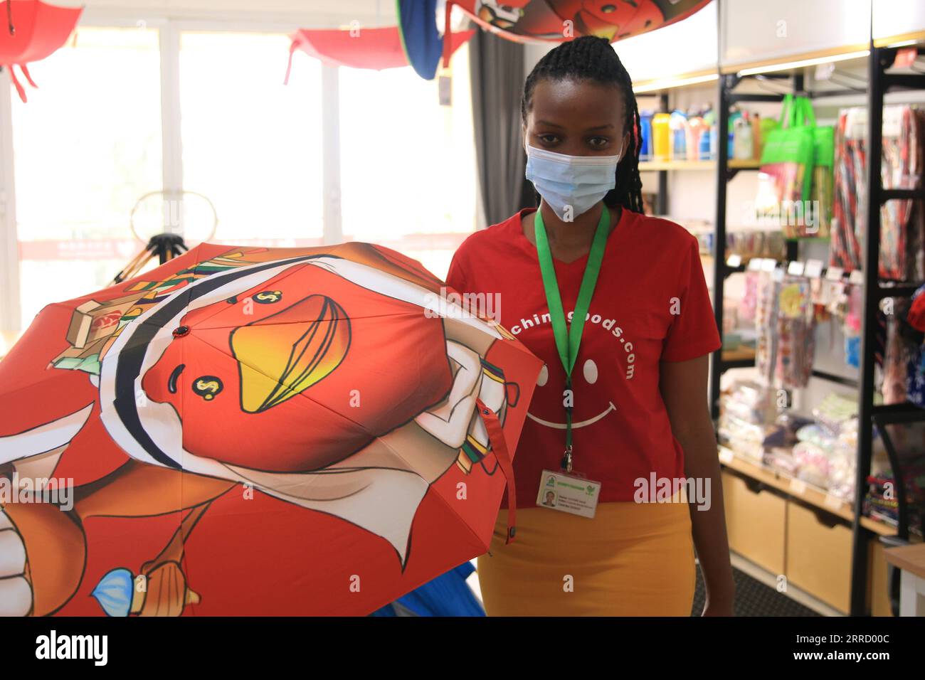 211124 -- GUANGZHOU, 24 novembre 2021 -- Un membro dello staff mostra un prodotto nella sala espositiva Let S Go China alla Kigali City Tower di Kigali, Ruanda, 9 settembre 2021. PER ANDARE CON I TITOLI XINHUA DEL 24 NOVEMBRE 2021. Foto di /Xinhua CINA-AFRICA-e-COMMERCE-COOPERAZIONE CN HuangxWanqing PUBLICATIONxNOTxINxCHN Foto Stock