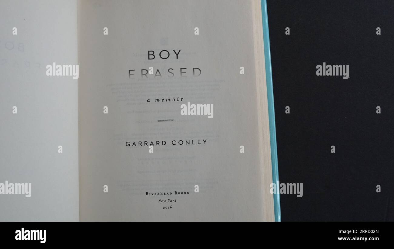 Una copia cartacea di Boy Erased, un libro di memorie di Garrard Conley che racconta la sua infanzia in una famiglia fondamentalista dell'Arkansas che lo iscrisse a conversio Foto Stock