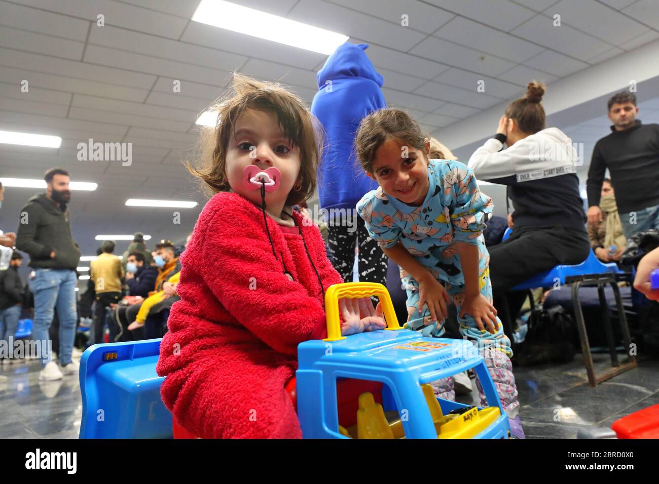 211126 -- MINSK, 26 novembre 2021 -- i migranti iracheni bloccati aspettano di tornare in Iraq all'aeroporto internazionale di Minsk a Minsk, Bielorussia, 25 novembre 2021. Il ministero degli Esteri iracheno ha dichiarato giovedì di aver evacuato 617 migranti bloccati in Bielorussia, la maggior parte dei quali sono donne, bambini e anziani. Migliaia di migranti si sono riuniti sul lato bielorusso del confine con la Polonia, nel tentativo di entrare in Polonia e poi in Germania per chiedere asilo nei paesi europei. Foto di /Xinhua BELARUS-MINSK-BLOCCATI MIGRANTI-EVACUAZIONE HenadzxZhinkov PUBLICATIONxNOTxINxCHN Foto Stock