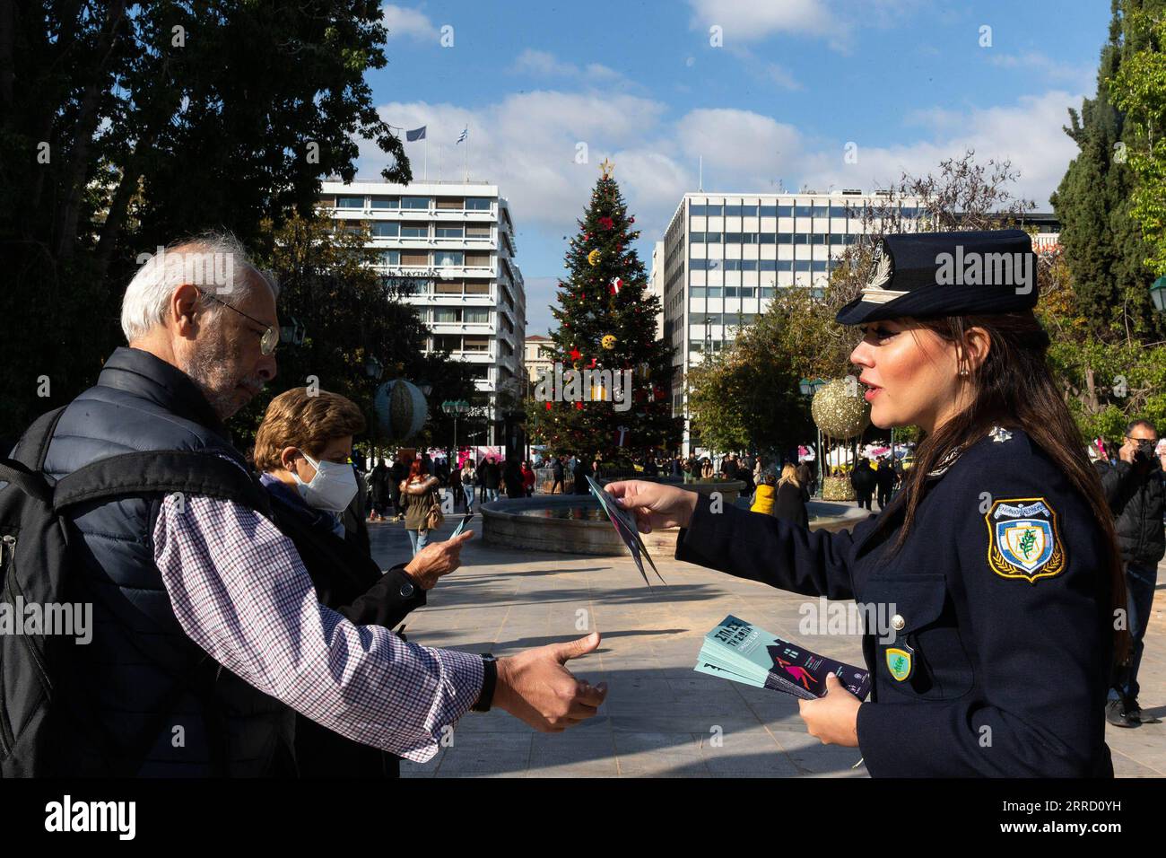 211126 -- ATENE, 26 novembre 2021 -- Una poliziotta dà volantini ai passanti nella giornata internazionale per l'eliminazione della violenza contro le donne ad Atene, Grecia, 25 novembre 2021. GRECIA-ATENE-GIORNATA INTERNAZIONALE PER L'ELIMINAZIONE DELLA VIOLENZA CONTRO LE DONNE MARIOSXLOLOS PUBLICATIONXNOTXINXCHN Foto Stock