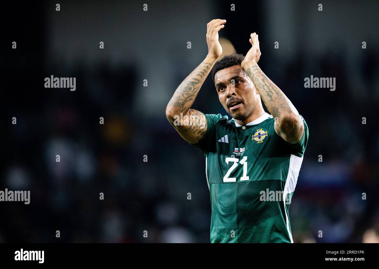 Josh Magennis dell'Irlanda del Nord applaude i tifosi dopo la partita del gruppo H di qualificazione a Euro 2024 allo Stozice Stadium di Lubiana. Data foto: Giovedì 7 settembre 2023. Foto Stock