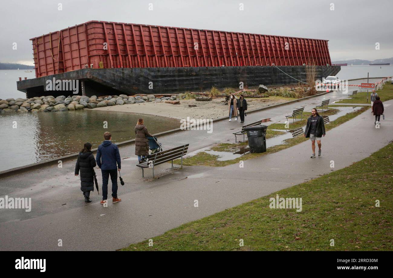 Bilder des Jahres 2021, News 11 November News Themen der Woche KW47 News Bilder des Tages 211129 -- VANCOUVER, 29 novembre 2021 -- People visit the chiatta washed up at Sunset Beach a Vancouver, Canada, 28 novembre 2021. La chiatta e' stata lavata a Sunset Beach due settimane fa a causa della tempesta di vento. Foto di /Xinhua CANADA-VANCOUVER-BARGE-BEACH LiangxSen PUBLICATIONxNOTxINxCHN Foto Stock