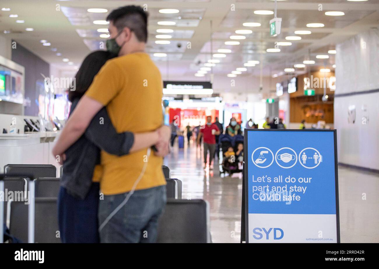 211201 -- SYDNEY, 1 dicembre 2021 -- i passeggeri sono visti all'aeroporto di Sydney, Australia, il 1 dicembre 2021. Lo stato australiano del nuovo Galles del Sud ha annunciato martedì alcune ulteriori misure precauzionali per gestire il nuovo ceppo Omicron. Il nuovo Galles del Sud, che ha eliminato la quarantena obbligatoria degli hotel per i viaggiatori d'oltremare completamente vaccinati all'inizio di novembre, imporrà un isolamento di 72 ore presso un indirizzo o una sistemazione designati e un test PCR per tutti i viaggiatori d'oltremare provenienti da paesi e regioni diversi da otto nazioni africane, tra cui Sudafrica, Lesotho, Botswana, Zimbabwe, Mozambico, Namibia, ES Foto Stock