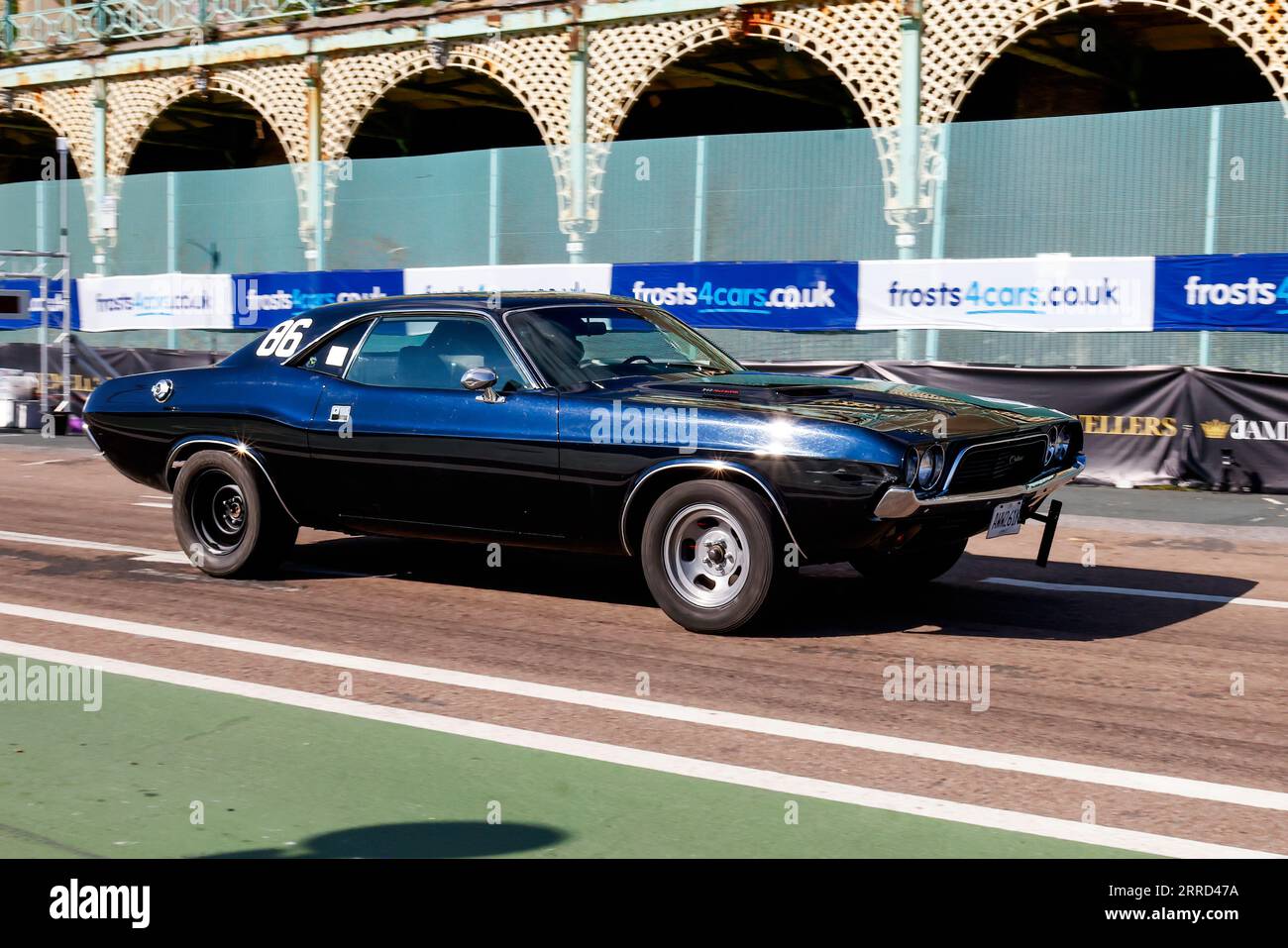 Madeira Drive, Brighton, City of Brighton & Hove, East Sussex Regno Unito. I Frosts Brighton Speed Trials sono un'emozionante giornata ricca di azione per spettatori e partecipanti. Più di cento auto si schierano per fare una corsa a tempo lungo Madeira Drive. Numerose categorie, tra cui auto da strada e auto da corsa, gareggiano per vincere il più veloce della loro categoria lungo un rettilineo di 400 metri. Questa immagine mostra Adam le Roy alla guida di una Dodge Challenger. 2 settembre 2023 Foto Stock