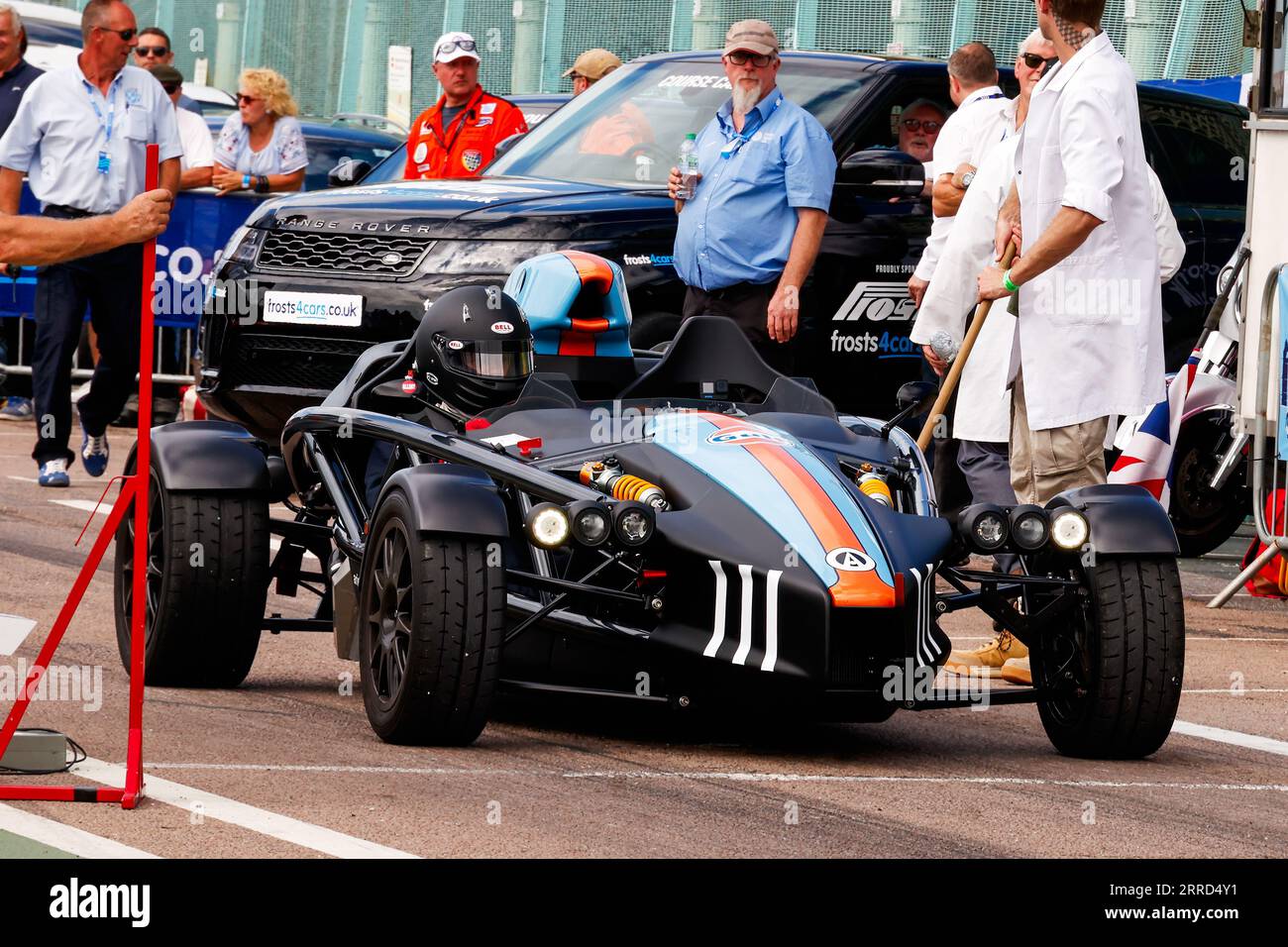 Madeira Drive, Brighton, City of Brighton & Hove, East Sussex Regno Unito. I Frosts Brighton Speed Trials sono un'emozionante giornata ricca di azione per spettatori e partecipanti. Più di cento auto si schierano per fare una corsa a tempo lungo Madeira Drive. Numerose categorie, tra cui auto da strada e auto da corsa, gareggiano per vincere il più veloce della loro categoria lungo un rettilineo di 400 metri. Questa immagine mostra Chris Lees alla guida di un Ariel Atom 4. 2 settembre 2023 Foto Stock