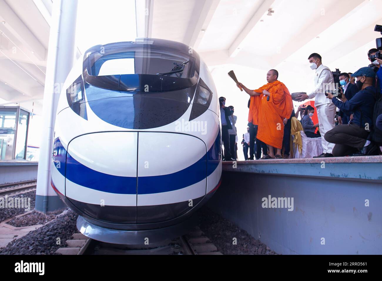 211203 -- VIENTIANE, 3 dicembre 2021 -- Una cerimonia tradizionale si svolge per il regolare funzionamento della ferrovia Cina-Laos presso la stazione ferroviaria di Vientiane a Vientiane, capitale del Laos, 2 dicembre 2021. La ferrovia China-Laos di 1.035 chilometri che collega Kunming, capitale della provincia dello Yunnan della Cina sudoccidentale, e Vientiane, dovrebbe iniziare a funzionare il 3 dicembre. Foto di /Xinhua LAOS-VIENTIANE-CHINA-RAILWAY KaikeoxSaiyasane PUBLICATIONxNOTxINxCHN Foto Stock