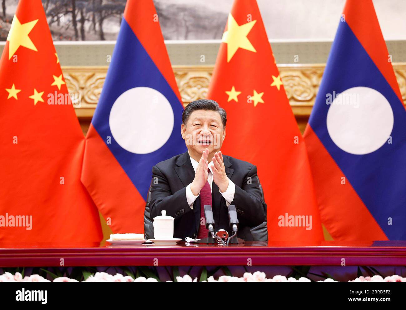 211203 -- PECHINO, 3 dicembre 2021 -- XI Jinping, segretario generale del Comitato centrale del Partito Comunista Cinese e presidente cinese, e Thongloun Sisoulith, segretario generale del Comitato centrale del Partito Rivoluzionario Popolare del Laos e presidente del Laos, assistono congiuntamente all'apertura della ferrovia Cina-Laos tramite video link, 3 dicembre 2021. CHINA-LAOS RAILWAY-XI JINPING-THONGLOUN-OPENING CN HUANGXJINGWEN PUBLICATIONXNOTXINXCHN Foto Stock
