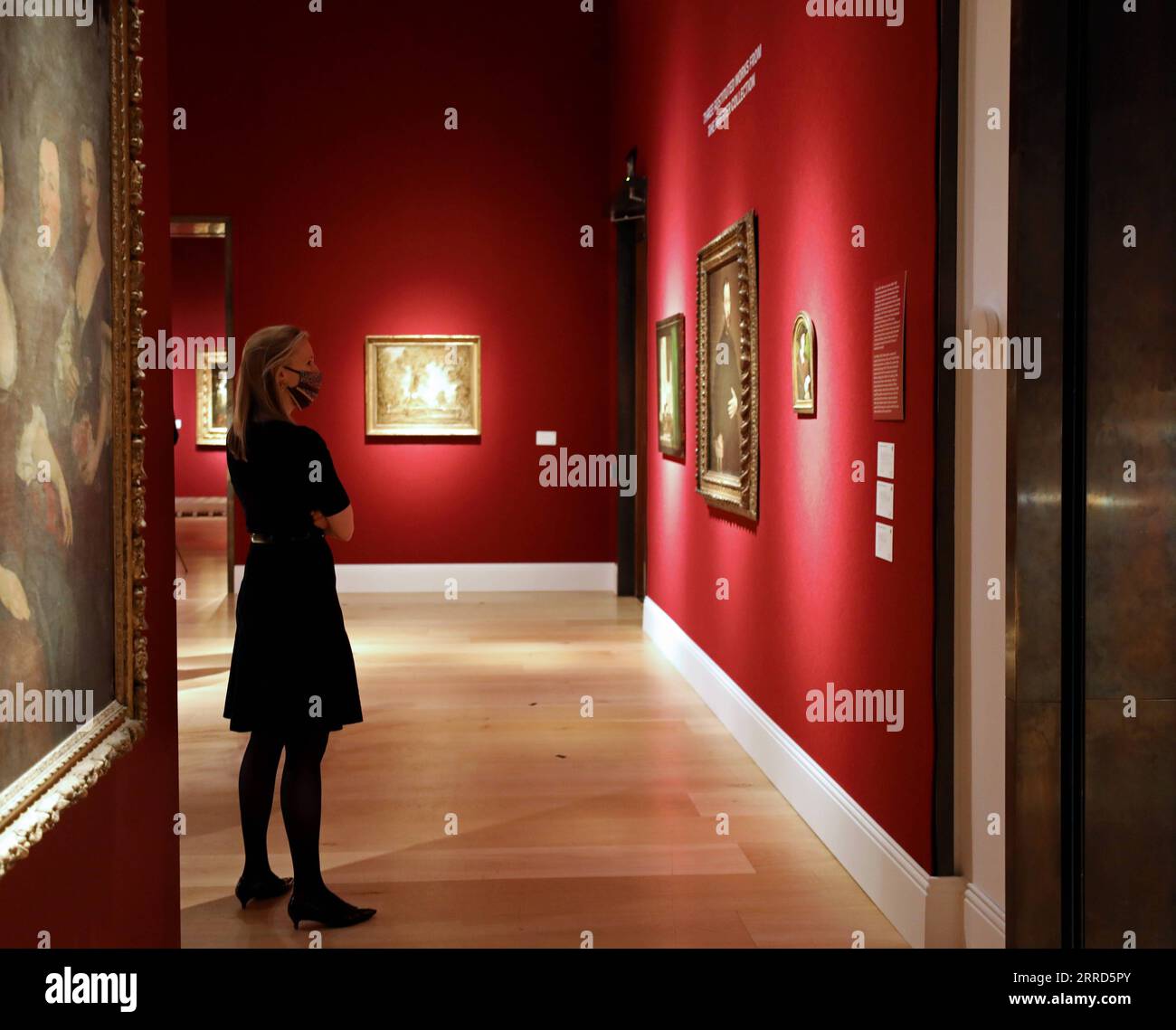 211204 -- LONDRA, 4 dicembre 2021 -- Una donna vede opere d'arte per l'asta durante un'anteprima mediatica dell'asta Christie's London Classic Week a Londra, Gran Bretagna, 3 dicembre 2021. La Christie's London Classic Week presenta arte dall'antichità al XXI secolo, con cinque aste dal vivo e quattro vendite solo online. BRITAIN-LONDON-CHRISTIE S-AUCTION-PREVIEW LIXYING PUBLICATIONXNOTXINXCHN Foto Stock