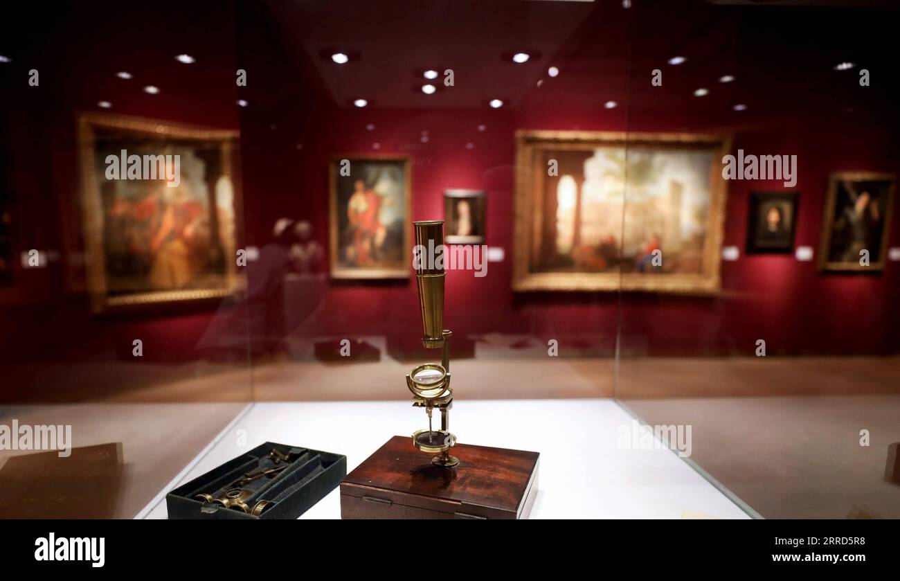 211204 -- LONDRA, 4 dicembre 2021 -- il microscopio della famiglia Charles Darwin per l'asta è visto durante un'anteprima mediatica dell'asta Christie's London Classic Week a Londra, Gran Bretagna, 3 dicembre 2021. La Christie's London Classic Week presenta arte dall'antichità al XXI secolo, con cinque aste dal vivo e quattro vendite solo online. BRITAIN-LONDON-CHRISTIE S-AUCTION-PREVIEW LIXYING PUBLICATIONXNOTXINXCHN Foto Stock