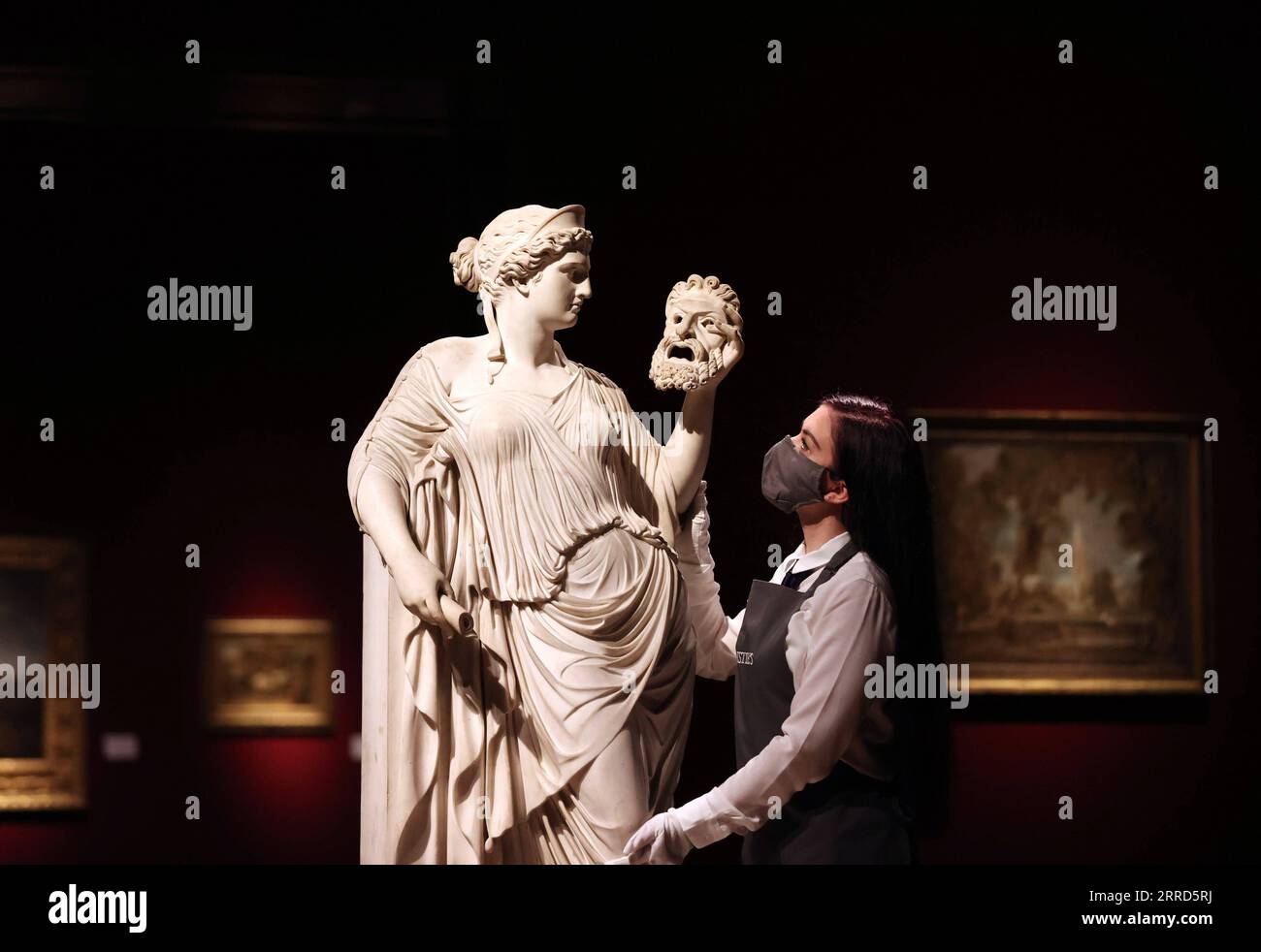 211204 -- LONDRA, 4 dicembre 2021 -- Un membro dello staff organizza un'opera d'arte per l'asta durante un'anteprima mediatica dell'asta Christie's London Classic Week a Londra, Gran Bretagna, 3 dicembre 2021. La Christie's London Classic Week presenta arte dall'antichità al XXI secolo, con cinque aste dal vivo e quattro vendite solo online. BRITAIN-LONDON-CHRISTIE S-AUCTION-PREVIEW LIXYING PUBLICATIONXNOTXINXCHN Foto Stock