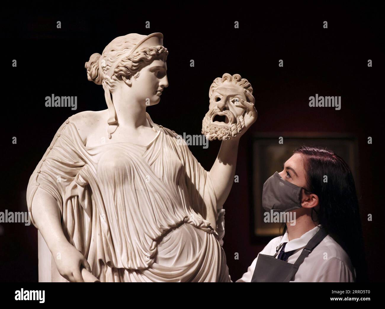 211204 -- LONDRA, 4 dicembre 2021 -- Un membro dello staff controlla un'opera d'arte in marmo per l'asta durante un'anteprima mediatica dell'asta Christie's London Classic Week a Londra, Gran Bretagna, 3 dicembre 2021. La Christie's London Classic Week presenta arte dall'antichità al XXI secolo, con cinque aste dal vivo e quattro vendite solo online. BRITAIN-LONDON-CHRISTIE S-AUCTION-PREVIEW LIXYING PUBLICATIONXNOTXINXCHN Foto Stock