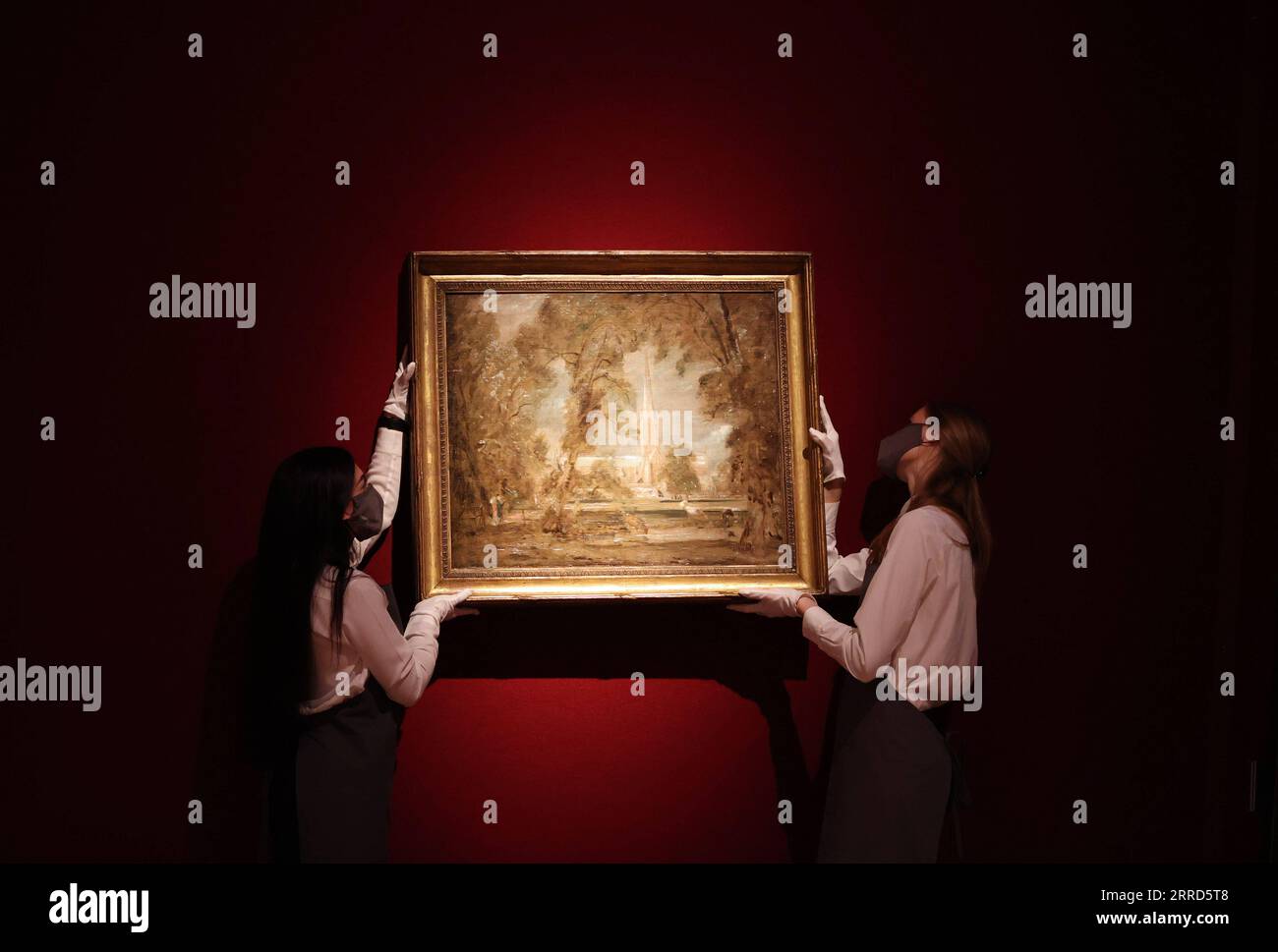 211204 -- LONDRA, 4 dicembre 2021 -- due membri dello staff organizzano un'opera d'arte per l'asta durante un'anteprima mediatica dell'asta Christie's London Classic Week a Londra, Gran Bretagna, 3 dicembre 2021. La Christie's London Classic Week presenta arte dall'antichità al XXI secolo, con cinque aste dal vivo e quattro vendite solo online. BRITAIN-LONDON-CHRISTIE S-AUCTION-PREVIEW LIXYING PUBLICATIONXNOTXINXCHN Foto Stock