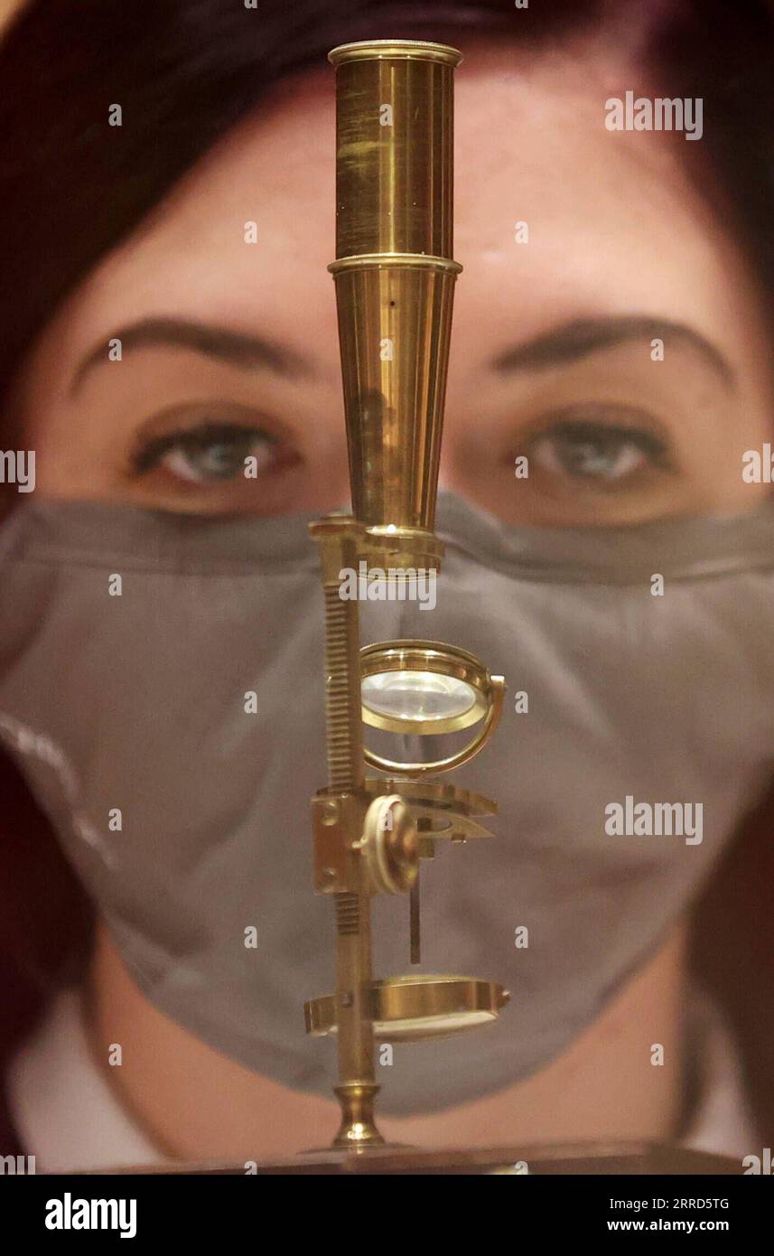 211204 -- LONDRA, 4 dicembre 2021 -- Un membro dello staff vede il Charles Darwin Family Microscope for Auction durante un'anteprima mediatica dell'asta Christie's London Classic Week a Londra, Gran Bretagna, 3 dicembre 2021. La Christie's London Classic Week presenta arte dall'antichità al XXI secolo, con cinque aste dal vivo e quattro vendite solo online. BRITAIN-LONDON-CHRISTIE S-AUCTION-PREVIEW LIXYING PUBLICATIONXNOTXINXCHN Foto Stock