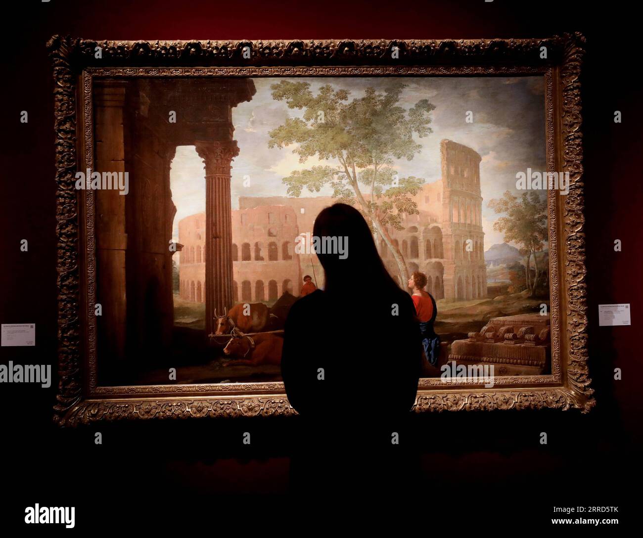 211204 -- LONDRA, 4 dicembre 2021 -- Una donna vede opere d'arte il Colosseo per l'asta durante un'anteprima mediatica dell'asta Christie's London Classic Week a Londra, Gran Bretagna, 3 dicembre 2021. La Christie's London Classic Week presenta arte dall'antichità al XXI secolo, con cinque aste dal vivo e quattro vendite solo online. BRITAIN-LONDON-CHRISTIE S-AUCTION-PREVIEW LIXYING PUBLICATIONXNOTXINXCHN Foto Stock