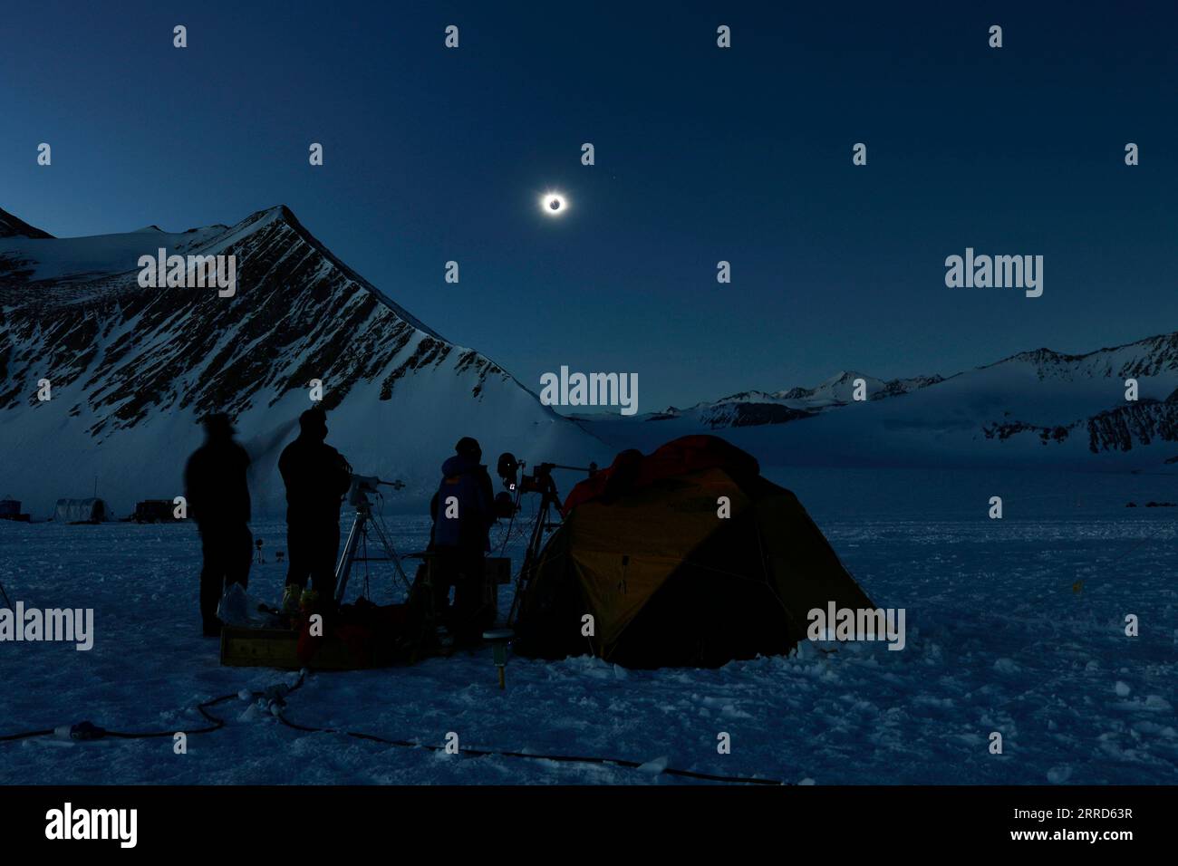 Cile, totale Sonnenfinsternis in der Antarktis 211204 -- SANTIAGO, 4 dicembre 2021 -- scienziati della stazione glaciale dell'Unione cilena osservano un'eclissi solare totale in Antartide, 4 dicembre 2021. /Image of Chile Foundation/Handout via Xinhua ANTARTIDE-CILE UNION GLACIER STATION-SOLAR ECLIPSE FelipexTrueba PUBLICATIONxNOTxINxCHN Foto Stock