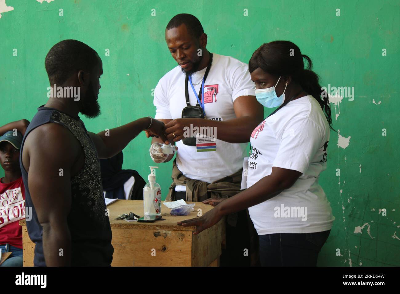 211204 -- BANJUL, 4 dicembre 2021 -- Un assistente elettorale segna il dito di un elettore in un collegio elettorale a Banjul, Gambia, il 4 dicembre 2021. Il Gambia ha tenuto le elezioni presidenziali sabato con più di 900.000 elettori registrati che si aspettavano di esprimere i loro voti in tutto il paese. Foto di /Xinhua GAMBIA-BANJUL-ELEZIONI PRESIDENZIALI AbdouliexJowe PUBLICATIONxNOTxINxCHN Foto Stock