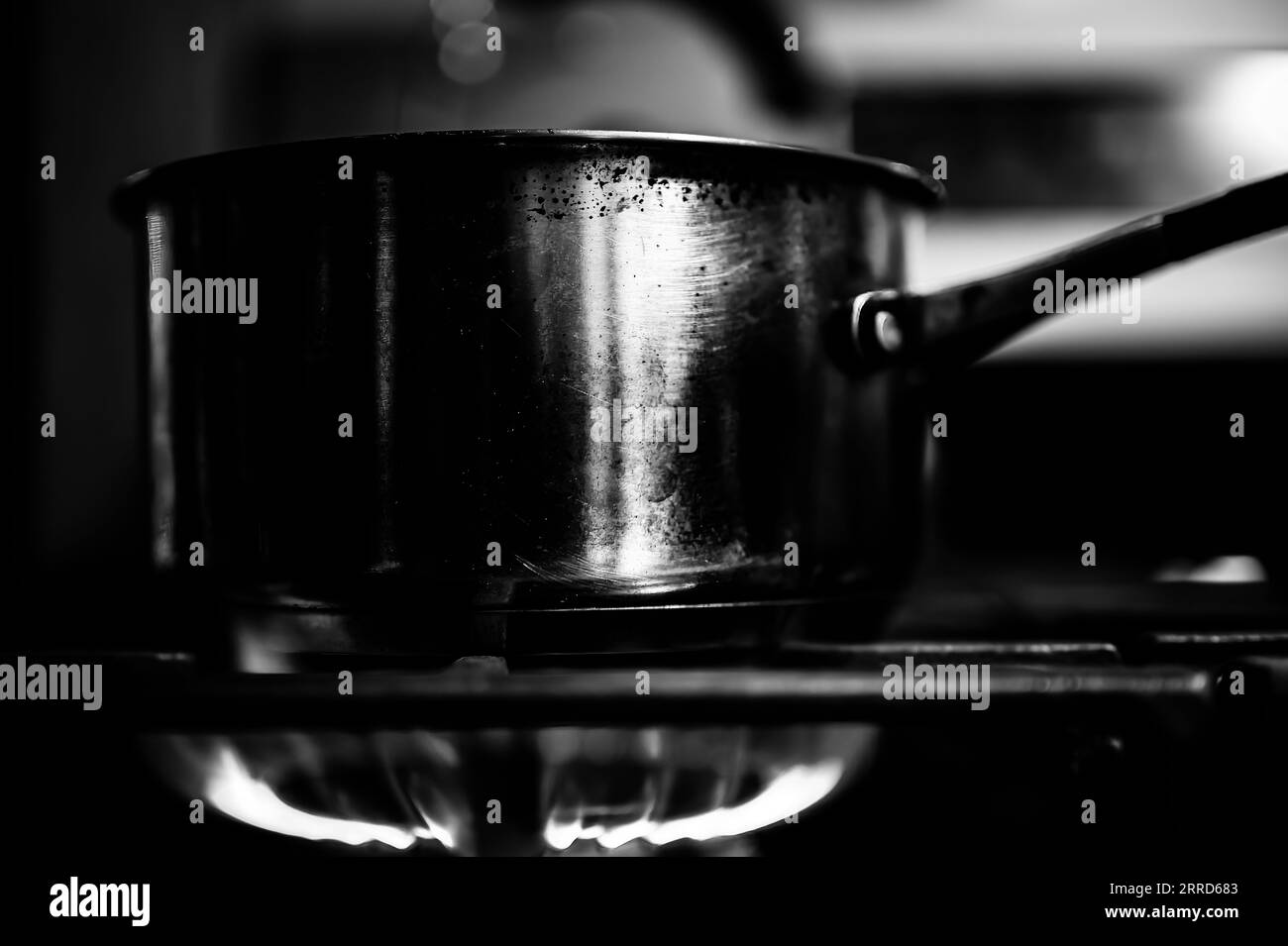 Bruciatore a gas naturale nella cucina di una cabina che riscalda una pentola di metallo. Foto Stock