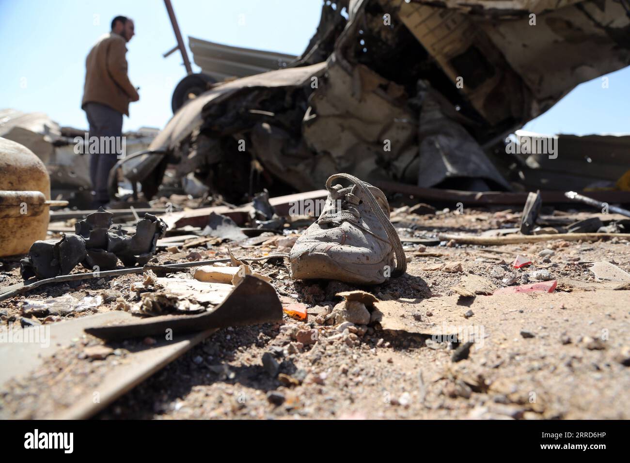 News Bilder des Tages 211205 - SANAA, 5 dicembre 2021 -- Una scarpa è vista sul sito di un attacco aereo dalla coalizione guidata dai sauditi a Sanaa, Yemen, 5 dicembre 2021. Gli aerei da guerra della coalizione guidata dai sauditi hanno colpito tre campi controllati dalla milizia Houthi e un negozio di alimentari nella capitale yemenita Sanaa sabato sera, ha riferito la TV di al-Masirah gestita dagli Houthi. Foto di /Xinhua YEMEN-SANAA-AIRSTRIKES MohammedxMohammed PUBLICATIONxNOTxINxCHN Foto Stock