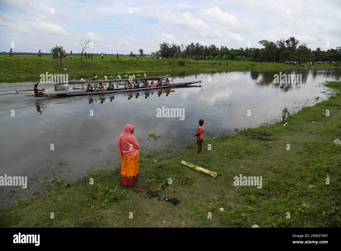 Calcutta, Bengala Occidentale, India. 6 settembre 2023. Tradizionale ottavo festival annuale di gare in barca nei Sundarbans sul fiume Thakuran (chiamato anche Jamira) nei Sundarbans con migliaia di tifosi locali a Betberia ghola, a circa 50 km di distanza da Calcutta. Dove sei barche lunghe 60 piedi che partecipano con 9 barcaioli ciascuna organizzata dagli abitanti del villaggio di Ramamari e Gobramari, South 24 Parganas, West Bengal. (Immagine di credito: © Biswarup Ganguly/Pacific Press via ZUMA Press Wire) SOLO USO EDITORIALE! Non per USO commerciale! Foto Stock