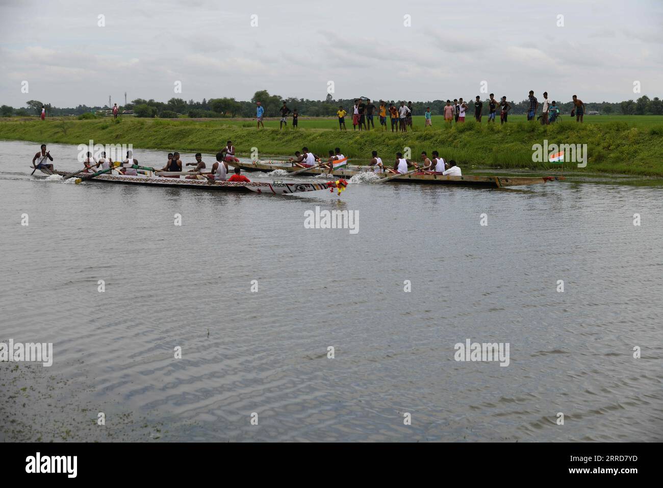 Calcutta, Bengala Occidentale, India. 6 settembre 2023. Tradizionale ottavo festival annuale di gare in barca nei Sundarbans sul fiume Thakuran (chiamato anche Jamira) nei Sundarbans con migliaia di tifosi locali a Betberia ghola, a circa 50 km di distanza da Calcutta. Dove sei barche lunghe 60 piedi che partecipano con 9 barcaioli ciascuna organizzata dagli abitanti del villaggio di Ramamari e Gobramari, South 24 Parganas, West Bengal. (Immagine di credito: © Biswarup Ganguly/Pacific Press via ZUMA Press Wire) SOLO USO EDITORIALE! Non per USO commerciale! Foto Stock