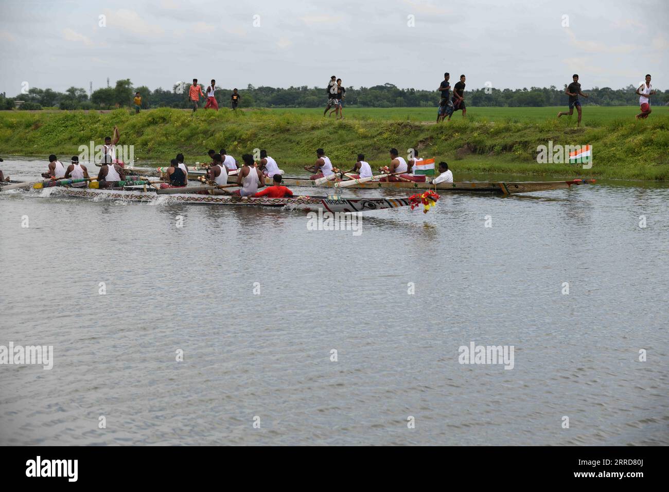 Calcutta, Bengala Occidentale, India. 6 settembre 2023. Tradizionale ottavo festival annuale di gare in barca nei Sundarbans sul fiume Thakuran (chiamato anche Jamira) nei Sundarbans con migliaia di tifosi locali a Betberia ghola, a circa 50 km di distanza da Calcutta. Dove sei barche lunghe 60 piedi che partecipano con 9 barcaioli ciascuna organizzata dagli abitanti del villaggio di Ramamari e Gobramari, South 24 Parganas, West Bengal. (Immagine di credito: © Biswarup Ganguly/Pacific Press via ZUMA Press Wire) SOLO USO EDITORIALE! Non per USO commerciale! Foto Stock