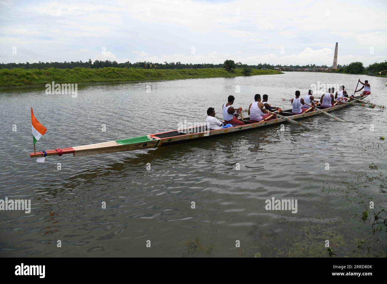 Calcutta, Bengala Occidentale, India. 6 settembre 2023. Tradizionale ottavo festival annuale di gare in barca nei Sundarbans sul fiume Thakuran (chiamato anche Jamira) nei Sundarbans con migliaia di tifosi locali a Betberia ghola, a circa 50 km di distanza da Calcutta. Dove sei barche lunghe 60 piedi che partecipano con 9 barcaioli ciascuna organizzata dagli abitanti del villaggio di Ramamari e Gobramari, South 24 Parganas, West Bengal. (Immagine di credito: © Biswarup Ganguly/Pacific Press via ZUMA Press Wire) SOLO USO EDITORIALE! Non per USO commerciale! Foto Stock