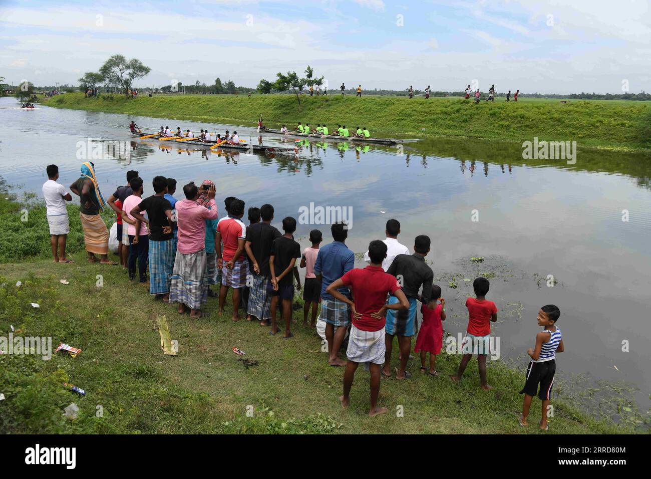 Calcutta, Bengala Occidentale, India. 6 settembre 2023. Tradizionale ottavo festival annuale di gare in barca nei Sundarbans sul fiume Thakuran (chiamato anche Jamira) nei Sundarbans con migliaia di tifosi locali a Betberia ghola, a circa 50 km di distanza da Calcutta. Dove sei barche lunghe 60 piedi che partecipano con 9 barcaioli ciascuna organizzata dagli abitanti del villaggio di Ramamari e Gobramari, South 24 Parganas, West Bengal. (Immagine di credito: © Biswarup Ganguly/Pacific Press via ZUMA Press Wire) SOLO USO EDITORIALE! Non per USO commerciale! Foto Stock