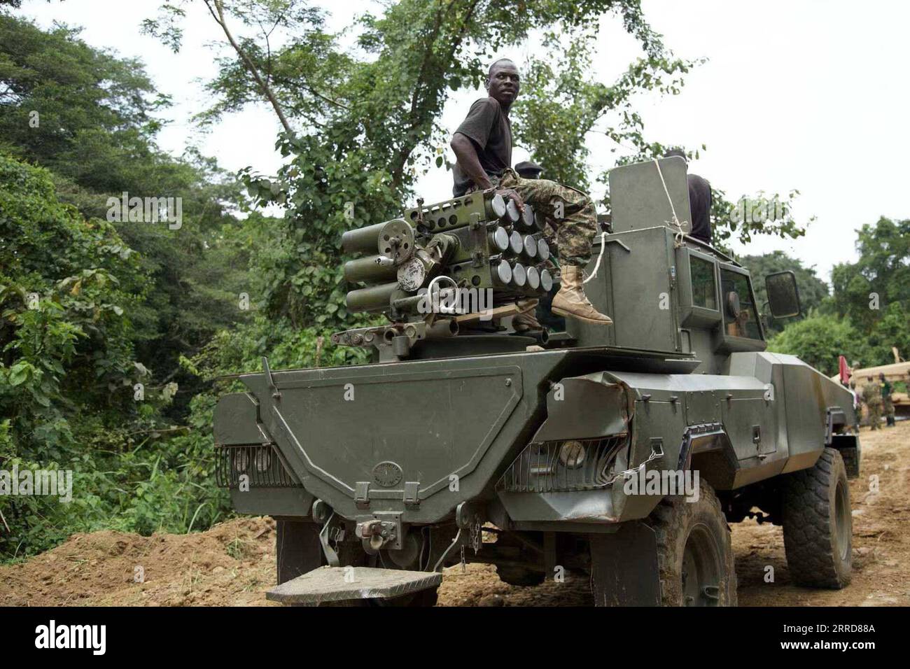 211209 -- BENI RDC, 9 dicembre 2021 -- i soldati siedono su un veicolo militare durante un'operazione militare congiunta tra Uganda e RDC contro le forze armate nel territorio di beni, nella Repubblica Democratica del Congo nord-orientale, RDC, l'8 dicembre 2021. In prima linea contro le forze armate nel nord-est della Repubblica Democratica del Congo RDC, il maggiore generale Kayanja Muhanga dell'esercito ugandese UPDF, ha dichiarato la sua determinazione a distruggere una volta per tutte i ribelli delle forze democratiche alleate ADF, un incubo per la regione dei grandi Laghi africani. Foto di /Xinhua PER ANDARE CON l'intervista: Distruggeremo i ribelli ADF o Foto Stock