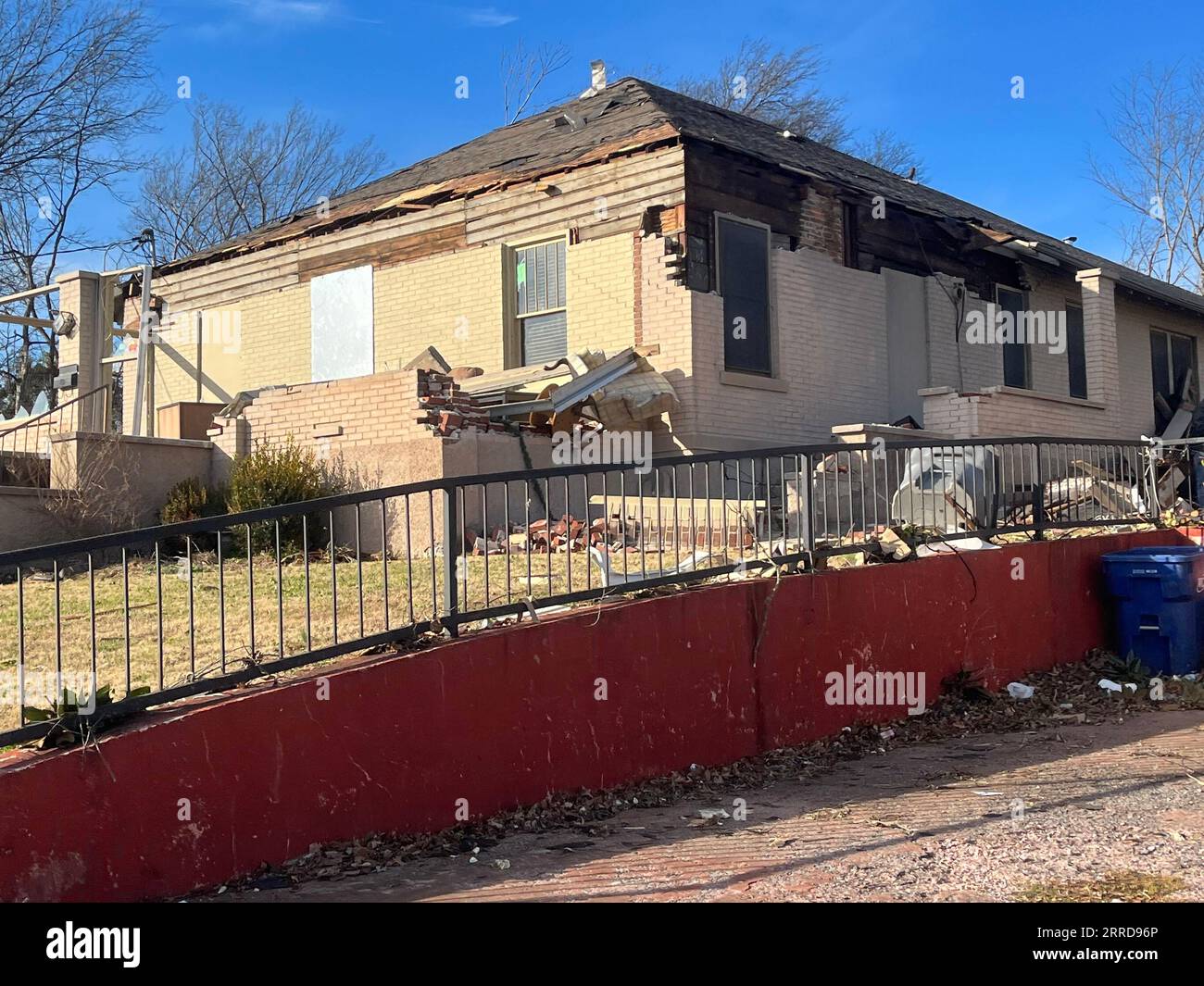 211211 -- MAYFIELD U.S., 11 dicembre 2021 -- foto scattata l'11 dicembre 2021 mostra una casa danneggiata dai tornado a Mayfield, Kentucky, Stati Uniti. Il bilancio delle vittime può salire a 100 dopo che almeno 30 tornado hanno attraversato sei stati durante la notte nelle parti centrali degli Stati Uniti, tra cui Arkansas, Mississippi, Illinois, Kentucky, Tennessee e Missouri. Foto di /Xinhua U.S.-KENTUCKY-MAYFIELD-TORNADOES-AFTERMATH CaromirnaxSanchez PUBLICATIONxNOTxINxCHN Foto Stock