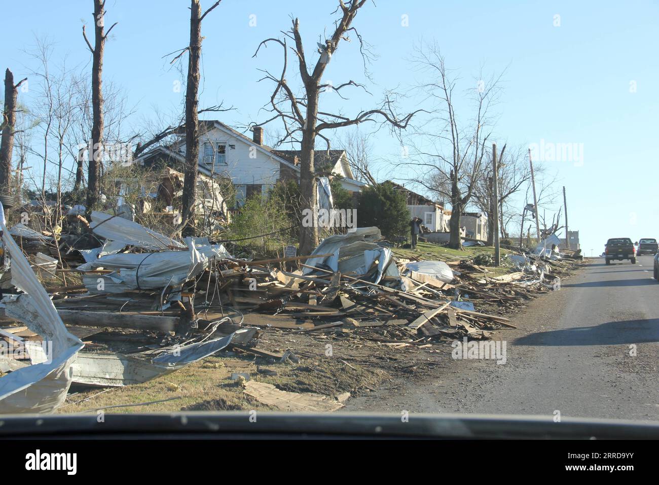 211213 -- MAYFIELD, 13 dicembre 2021 -- detriti si vedono a Mayfield, Kentucky, negli Stati Uniti, il 12 dicembre 2021. Secondo i rapporti, più di 100 persone sono temute morte in rari tornado invernali che si strappa attraverso parti del sud e del Midwest degli Stati Uniti, venerdì inoltrato e sabato primo. Foto di /Xinhua U.S.-KENTUCKY-MAYFIELD-TORNADOES AngiexYu PUBLICATIONxNOTxINxCHN Foto Stock