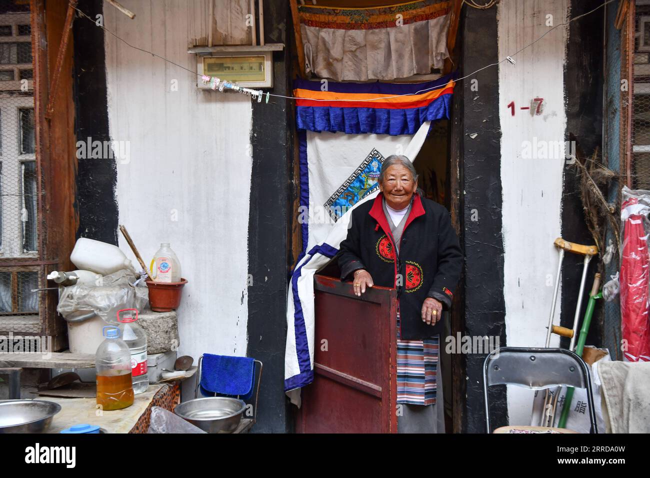 211213 -- LHASA, 13 dicembre 2021 -- Migmar Tsamjo è vista nella sua casa a Lhasa, nella regione autonoma del Tibet del sud-ovest della Cina, 7 dicembre 2021. Migmar Tsamjo è nato nel 1933. Allevava bestiame per il proprietario del serf e viveva una vita infelice durante l'infanzia. Fuggì dal proprietario della servitù nel 1955, e fu in seguito salvata dall'Esercito Popolare di Liberazione. Fu poi inviata a Chengdu nella provincia del Sichuan nella Cina sud-occidentale e cominciò a studiare in un college. Nel 1959, fu avviata una riforma democratica e la servitù feudale fu infine abolita in Tibet. Un milione di servi e schiavi furono emancipati. Ricordando giorni amari di Foto Stock