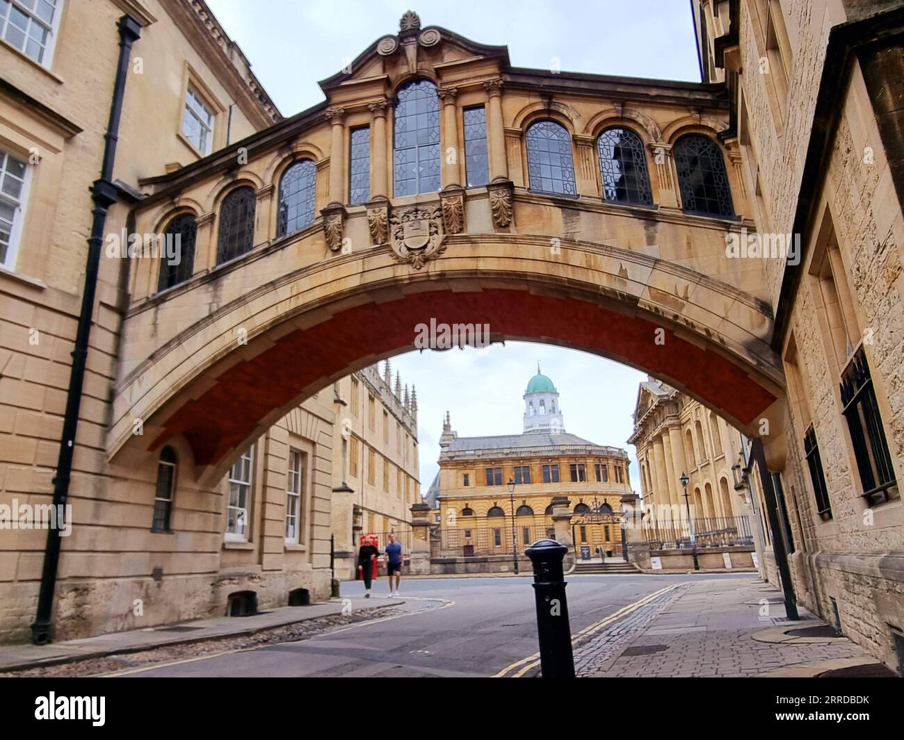 Il Ponte dei Sospiri a Oxford, Inghilterra. Il ponte è spesso chiamato Ponte dei Sospiri a causa della sua presunta somiglianza con il più noto Ponte dei Sospiri di Venezia. C'è una falsa leggenda che dice che molti decenni fa, è stata fatta un'indagine sulla salute degli studenti, e poiché gli studenti dell'Hertford College erano i più pesanti, il college ha chiuso il ponte per costringerli a prendere le scale, dando loro ulteriore esercizio. Tuttavia, se il ponte non viene utilizzato, gli studenti in realtà salgono meno scale rispetto a se usano il ponte. Regno Unito. SaifulxIslam PUBLICATIONxNOTxINxCHN Foto Stock