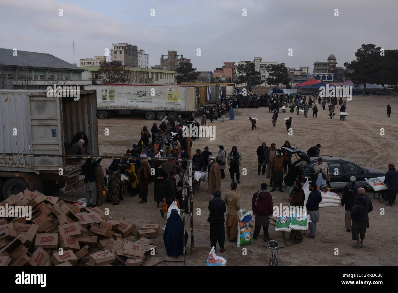 211216 -- MAZAR-i-SHARIF AFGHANISTAN, 16 dicembre 2021 -- insegnanti afghani si schierano per ricevere assistenza umanitaria a Mazar-i-Sharif, capitale della provincia di Balkh, Afghanistan, 15 dicembre 2021. Una società commerciale locale, la Bashir Nawed Shirkat, ha fornito assistenza umanitaria a più di 7.000 insegnanti nella provincia settentrionale di Balkh, capo della società nella provincia Mujtaba Usmani ha detto giovedì. Fornire assistenza agli insegnanti della provincia di Balkh da parte della società commerciale locale sta avvenendo in mezzo alla povertà e all'insicurezza alimentare in Afghanistan, poiché l'istituto deve ancora pagare gli stipendi Foto Stock