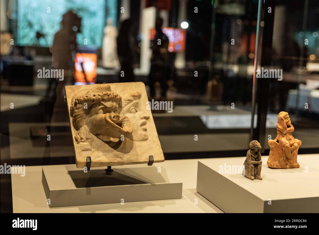 211217 -- CANBERRA, 17 dicembre 2021 -- le persone guardano le mostre durante un'anteprima mediatica di una mostra che esplora il tema della competizione nel greco antico al National Museum of Australia di Canberra, Australia, 16 dicembre 2021. La mostra, ossia Ancient Greci: Athletes, Warriors and Heroes, presenta più di 170 oggetti del British Museum che risalgono al 800 a.C. al 200 d.C. La mostra è stata inaugurata venerdì e si svolgerà fino al 1° maggio dell'anno prossimo. DA NON perdere: La mostra a Canberra racconta storie di mitologia greca, antiche Olimpiadi foto di /Xinhua AUSTRALIA-CANBERRA-ANCIENT GR Foto Stock